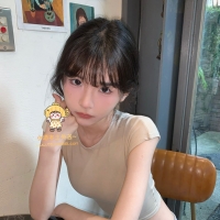 骨感纖細的小隻女模    清新無妝卻美得讓人移不開眼