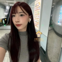 紅色長髮骨感美女 外型亮眼帶點神秘